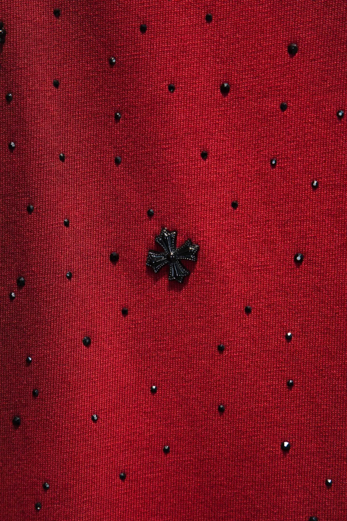 P180 🆕Chrome Hearts os version is really charming and Chrome Hearts is really a must-have. Each season's new version is made to the extreme. It is very practical and can be worn casually. Nice✔️ - ⚠️100% cotton. It is made of 32-count double yarn, 260-gram weight fabric and imported knitted carded cotton. It has moderate thickness, drape and contour, and the upper body is comfortable! ! It is very tolerant to fat body types and can instantly lose five pounds after wearing it!  Front panel #Back panel Neckline Bronzing elements# Imported hardware heavy craftsmanship and imported accessories. The body is washed, fried, frayed and added with handmade elements, which greatly increases the interest of the clothing; unique visual effects. The special fraying effect creates a unique distressed effect. The addition of handmade elements to the body greatly increases the interest of the clothing; it has a unique visual effect. After special fraying effect treatment, a unique distressed effect is formed. An irregular hem is added to the version. This year, Crow Heart is focusing on the version. In the past two years, the oversize version has become the focus of the trend. It has also been a popular staple in the past two years. The change of designers has made this brand an instant hit. The progressive fashion of the times also needs the blood impact of fresh elements and trendy designs in order to continue its glory! It’s stylish both inside and outside, a must-have for high street travel! An absolute "eye-catching style" that can match couples 💏 Color: Sandblasted Black Sandblasted Red Size: S M L XL